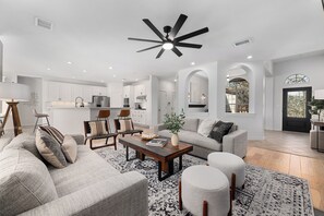 スマートテレビ、卓球台、ステレオ