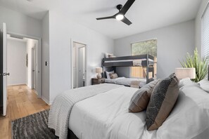 5 quartos, ferros/tábuas de passar roupa, berço de viagem