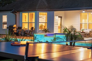 Outdoor dining - South Austin Backyard Oasis w/ 17 Beds: Pool & Spa, Golf Green, Firepit (Austin)