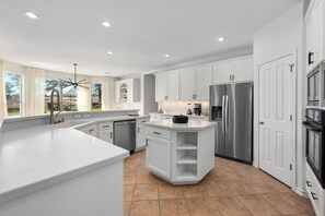 冷蔵庫、電子レンジ、オーブン、コンロ