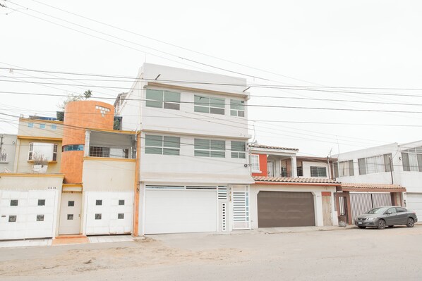Exterior - Best Location Airport & Embassy Access (Tijuana)