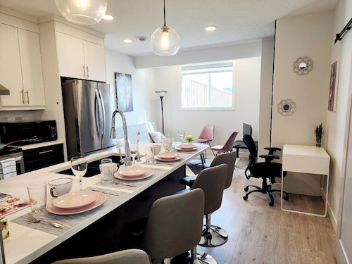 Luxury Cozy Basement Suite separate entrance and heater. WiFi. Netflix.