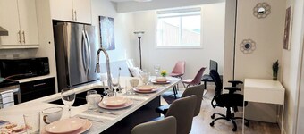 Luxury Cozy Basement Suite separate entrance and heater. WiFi. Netflix.