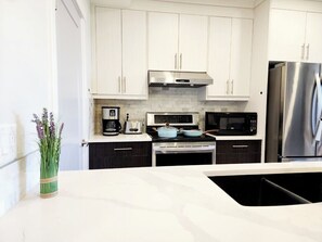 Refrigerador, microondas, horno, placa de cocina