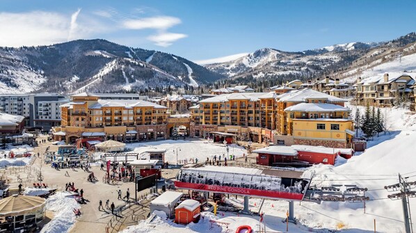 Ein Skigebiet mit mehreren Gebäuden, darunter eine Berghütte und ein Restaurant namens 'RED PINE GONDOLA'.
