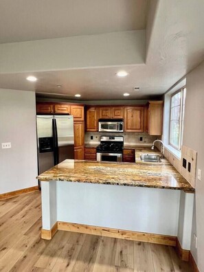 Fridge, microwave, oven, stovetop - Slope Side Hideaway at Redstone (Park City)