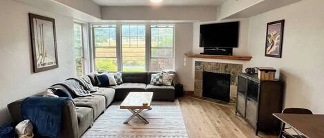 Una Smart TV, una chimenea, libros