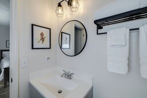 Douche, sèche-cheveux, serviettes fournies, savon