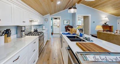 Captivating barn loft w/scenic views, outdoor charcoal grill, firepit & AC