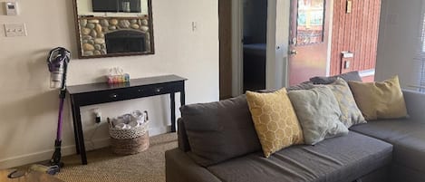 Smart-TV, Kamin, Bücher