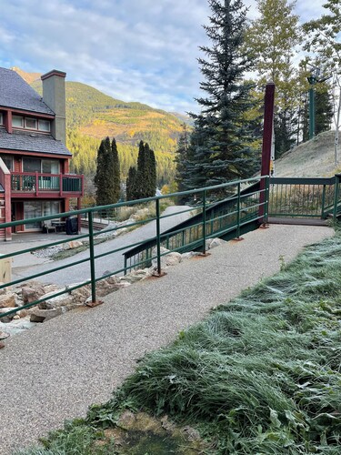 Panorama mountain retreat. 5 min walk to the gondola. 