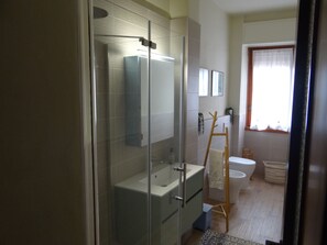 Shower, hair dryer, bidet, towels - Viadanteunovigevano - 200 meters from Piazza Ducale (Vigevano)