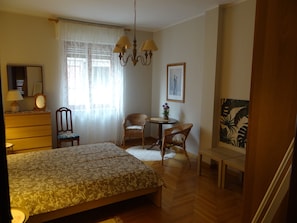 2 quartos, cofres nos quartos, escrivaninha