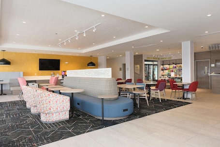 Lobby. Home2 Suites By Hilton Lima