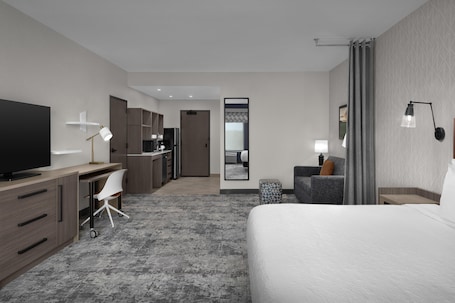 开间套房, 1 张特大床, 无障碍, 浴缸 | 起居区. Home2 Suites By Hilton 拉姆齐