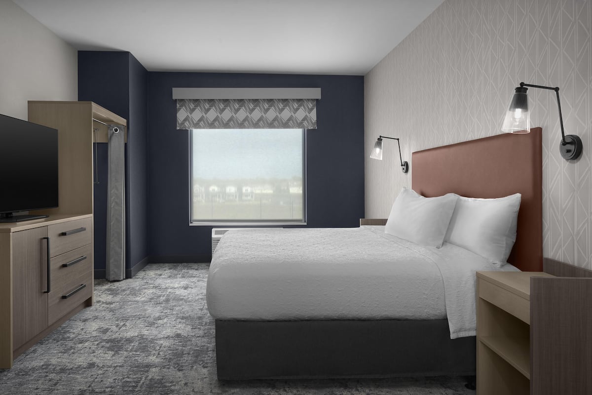 Suite, 1 King Bed, Accessible