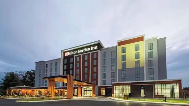 A Hilton Garden Inn with a modern design, featuring a prominent entrance and multiple floors. - Hilton Garden Inn Viera Melbourne (Rockledge)