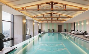 Edredones de plumas, minibar, caja fuerte y escritorio