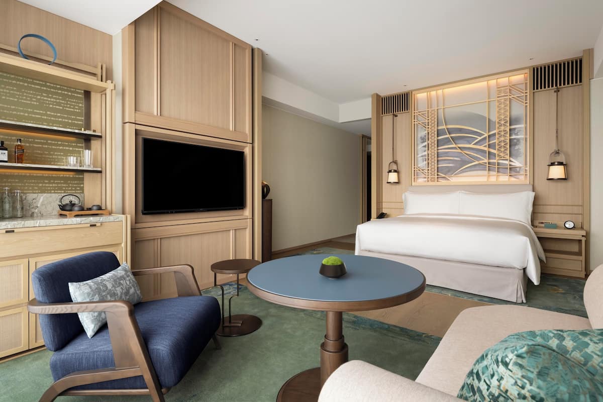 Donzen dekbedden, een minibar, een kluis op de kamer, een bureau