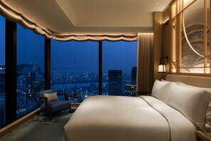 羽絨被、迷你吧、房內夾萬、書桌