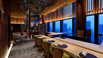 2 restaurants; breakfast, lunch and dinner served