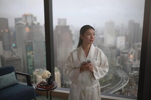 Down duvets, minibar, in-room safe, desk - Waldorf Astoria Osaka (Osaka)