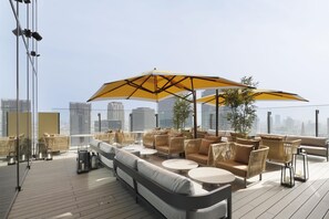 2 間餐廳，供應早餐、午餐和晚餐，日本料理