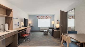 Suite, 1 très grand lit, accessible aux personnes à mobilité réduite | Aire de séjour | Téléviseur