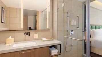 Shower, rainfall showerhead, free toiletries, hair dryer