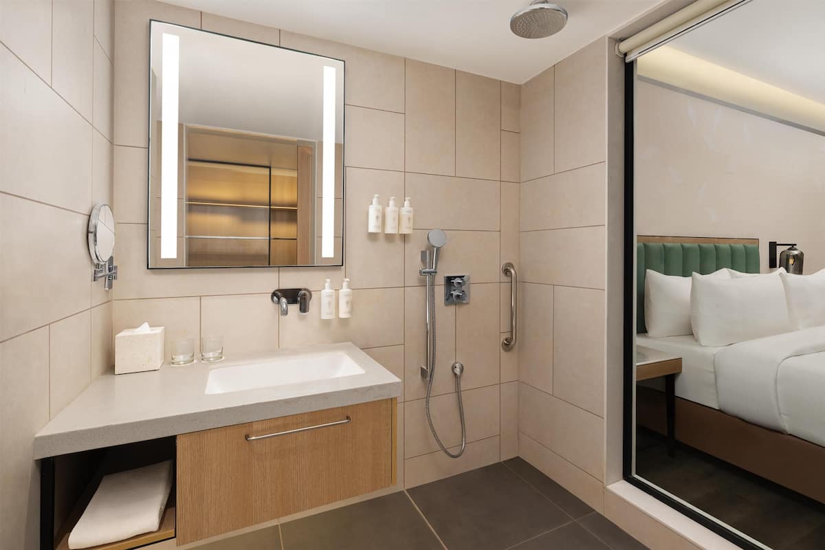 Kamer, 1 kingsize bed, rolstoeltoegankelijke douche | Badkamer | Een douche, een regendouche, gratis toiletartikelen, een haardroger