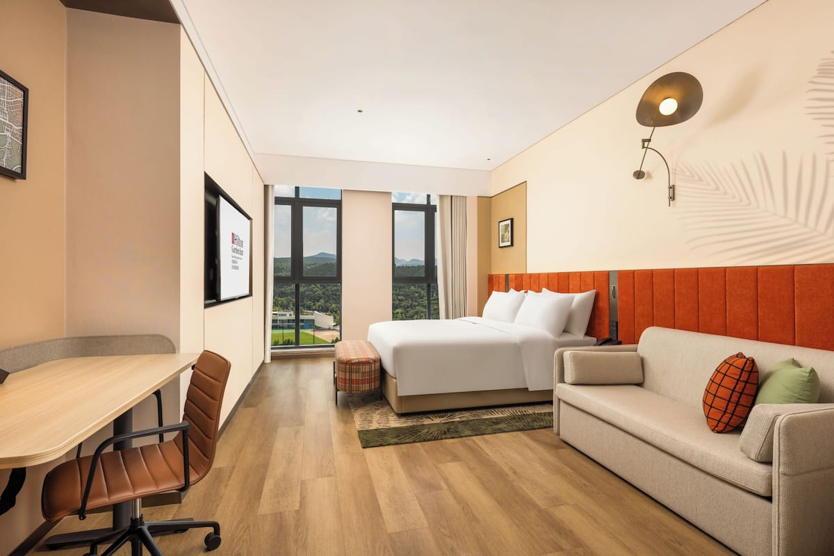 Superior Room, 1 King Bed (High Floor) | Down comforters, pillowtop beds, laptop workspace, blackout drapes