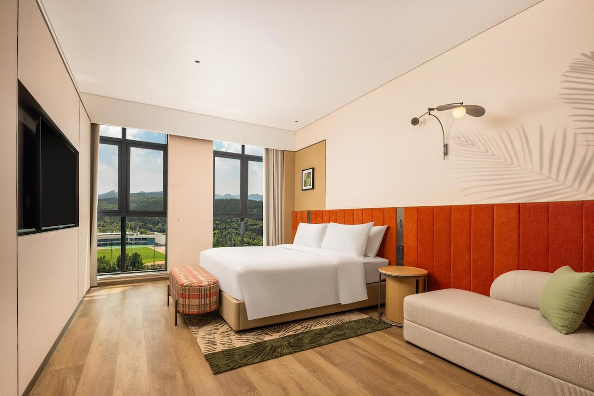 Cubrecamas, colchones con pillow-top y espacio para trabajar con laptop 