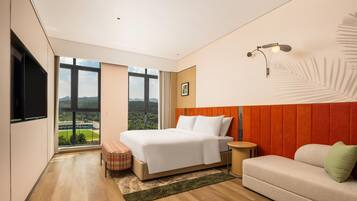 Room, 1 King Bed | Soundproofing, iron/ironing board