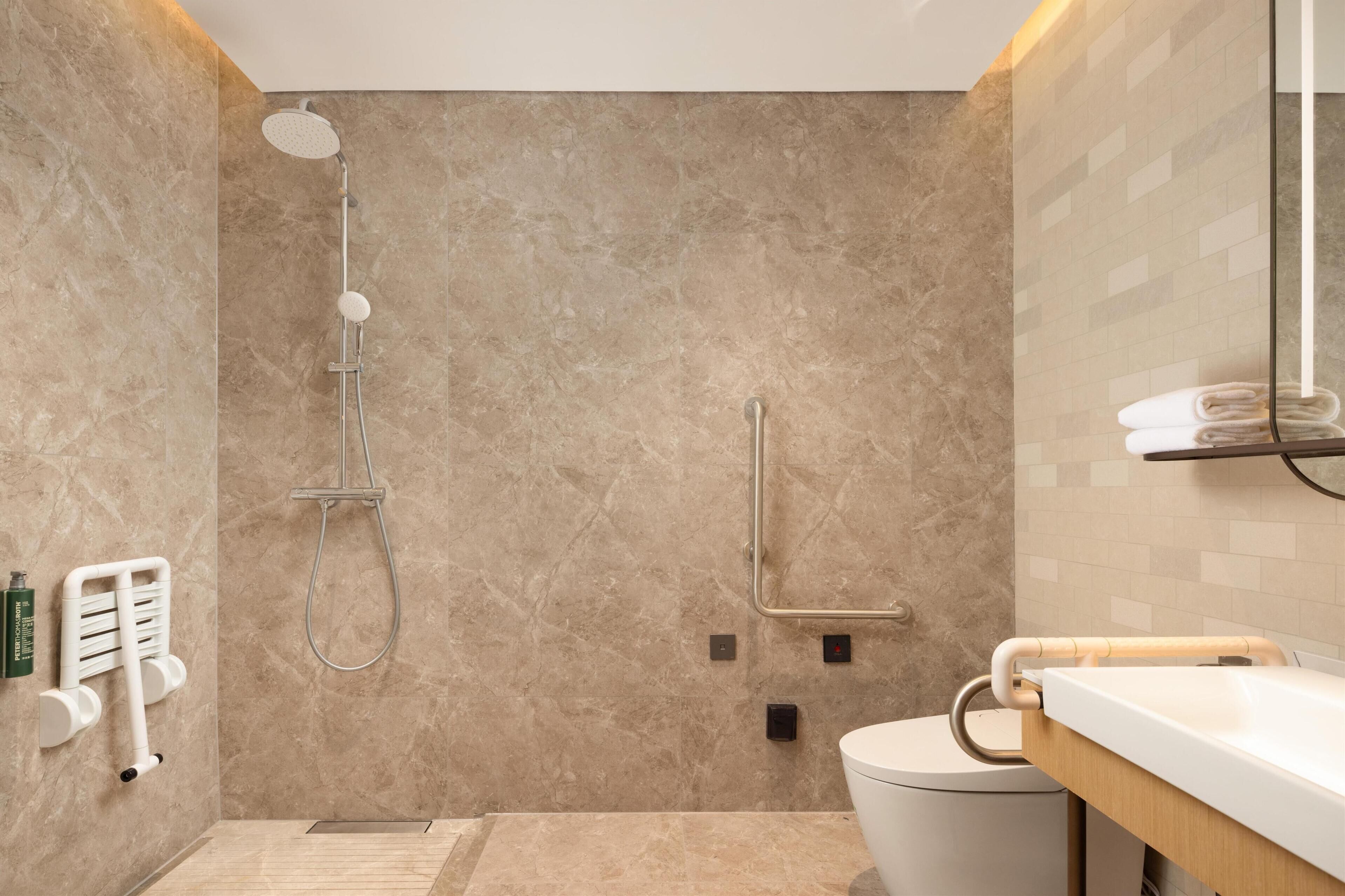 Un baño moderno con ducha, inodoro y lavabo.