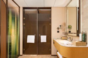 Quarto, 1 cama King | Banheiro | Chinelos