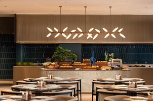 Daily buffet breakfast (CNY 68 per person)