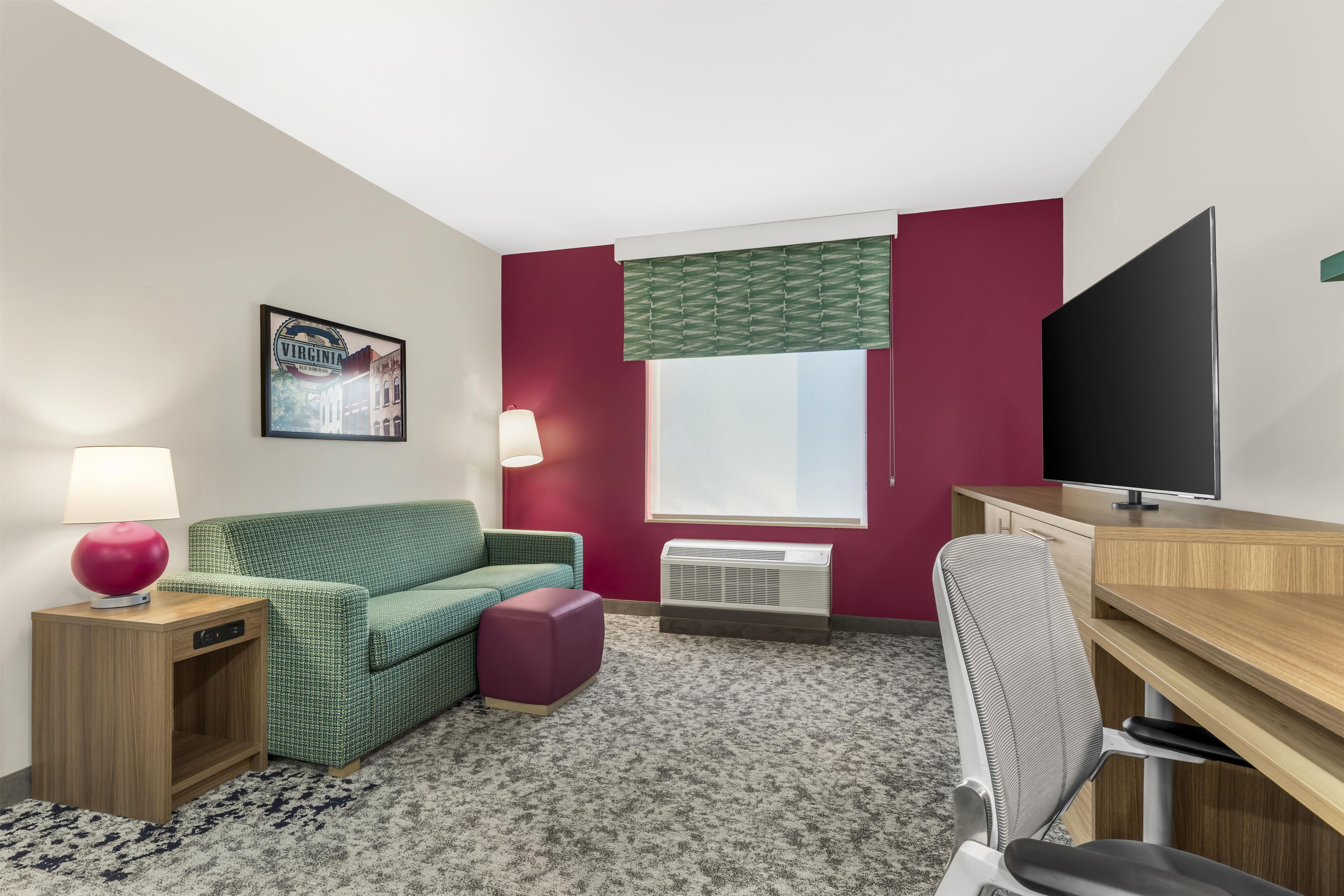 Suite, 1 Bedroom | Living area