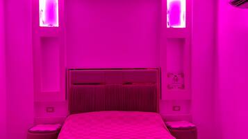 Una camera da letto con un letto grande, due comodini e una testiera.