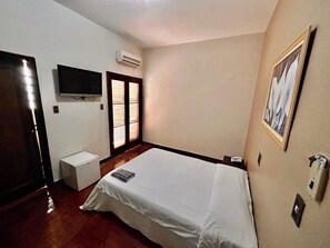 Laptop workspace, free WiFi, bed sheets - Hotel Jaú (Jau)