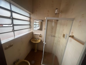 Especial Suíte | Bathroom | Shower, towels, soap, toilet paper