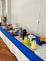 Café da manhã com buffet grátis todos os dias