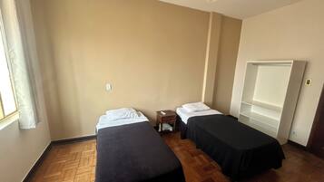 Quarto triplo luxo | Espaço de trabalho para notebook, Wi-Fi de cortesia