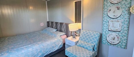 Standard Cabin | Desk, laptop workspace, free WiFi