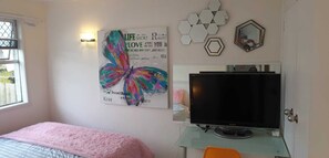 Habitación clásica | Baño | Regadera, secadora de cabello, toallas, papel de baño 