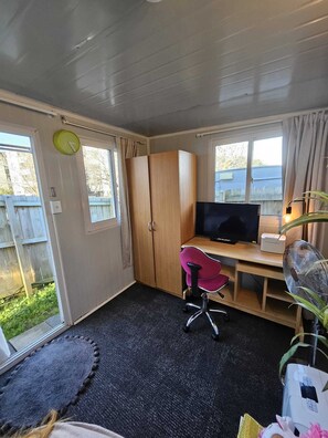 Hytte – classic, 1 queensize-seng | Skrivebord, skrivebord for bærbar PC og wi-fi (inkludert)