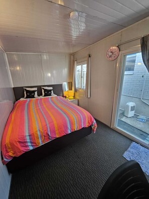 Comfort Cabin | Desk, laptop workspace, free WiFi - waterview Room and cabin (Auckland)