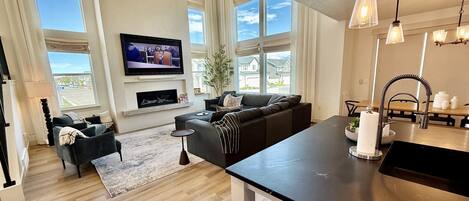 Älytelevisio, takka, kirjoja, stereot