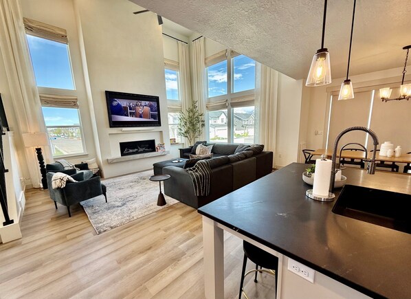 Smart TV, fireplace, books, stereo