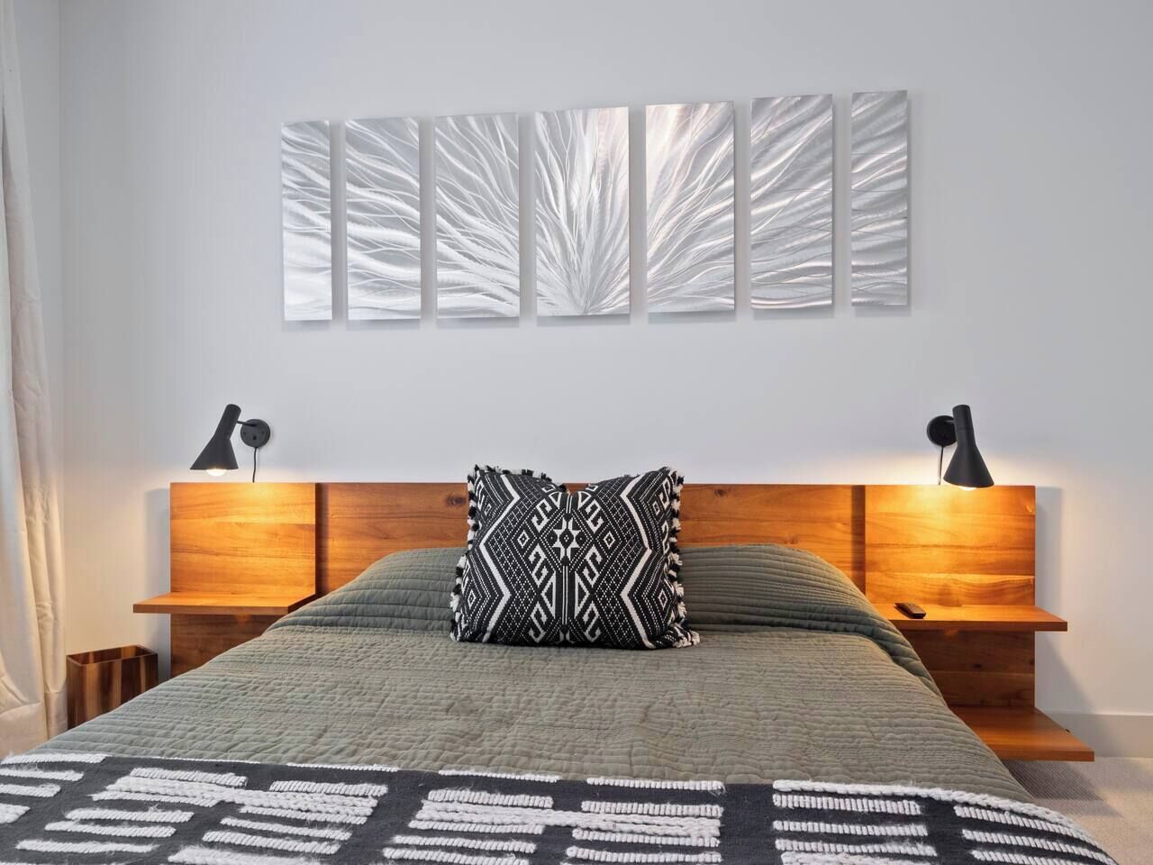 4 bedrooms, desk, iron/ironing board, travel crib