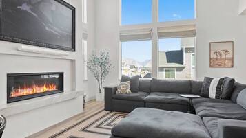 Smart TV, fireplace, books, stereo